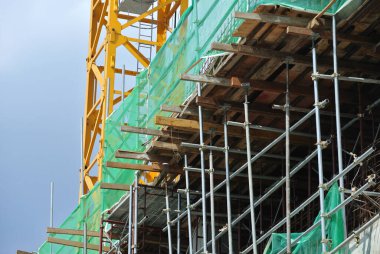 JOHOR, MALAYSIA -30 Haziran 2016: İnşaat alanındaki platform, biçimlendirme ve yapıyı desteklemek için geçici yapı olarak kullanılan yapı iskelesi. Ayrıca işçiler için yürüme platformu olarak kullanıldı.. 