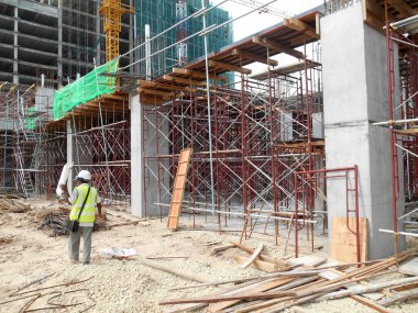 JOHOR, MALAYSIA -30 Haziran 2016: İnşaat alanındaki platform, biçimlendirme ve yapıyı desteklemek için geçici yapı olarak kullanılan yapı iskelesi. Ayrıca işçiler için yürüme platformu olarak kullanıldı.. 