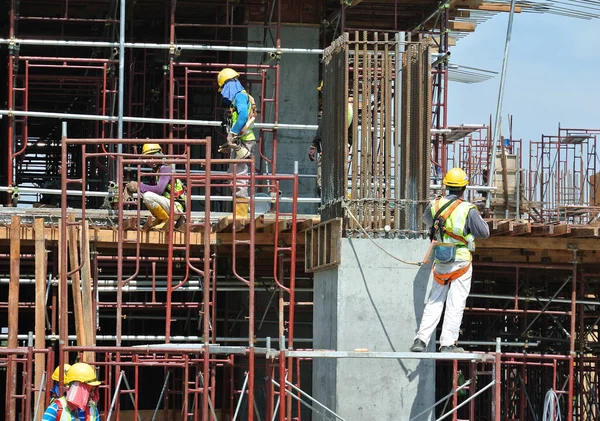 Perak Malaisie Juin 2016 Travailleurs Construction Fabriquant Des Coffrages Bois — Photo