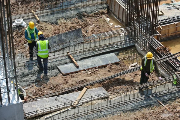 Malacca Malaysia May 2016 马来西亚马六甲建筑工地的建筑工人制造钢筋 钢筋用微小的金属丝绑在一起 — 图库照片