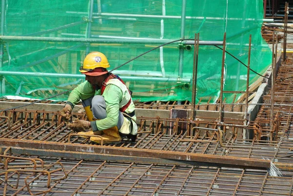 Malacca Malaysia May 2016 马来西亚马六甲建筑工地的建筑工人制造钢筋 钢筋用微小的金属丝绑在一起 — 图库照片