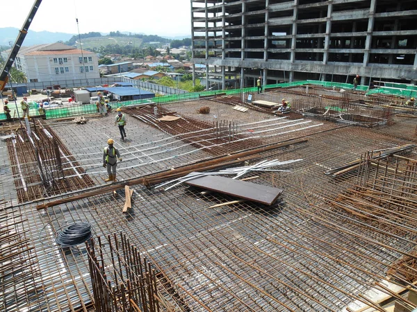 Malacca Malaysia May 2016 马来西亚马六甲建筑工地的建筑工人制造钢筋 钢筋用微小的金属丝绑在一起 — 图库照片