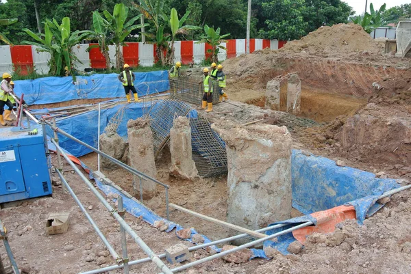 Johor Malaysia March 2016年3月28日 在建筑工地挖掘并切割至平整钻孔灌注桩 作为下一步工作 准备建造一个桩帽钢筋 — 图库照片