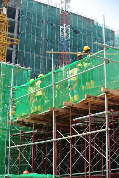 メラカ マレーシア エイプリル社2016年6月 マレーシアのメラカの建設現場で高いレベルで作業しながら 安全ハーネスと適切な安全装置を装着した建設労働者 — ストック写真