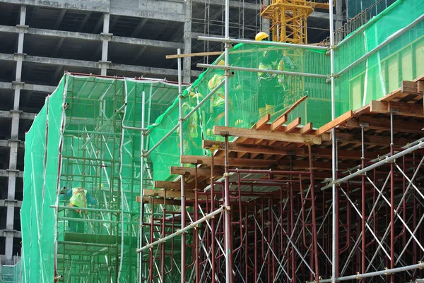 メラカ マレーシア エイプリル社2016年6月 マレーシアのメラカの建設現場で高いレベルで作業しながら 安全ハーネスと適切な安全装置を装着した建設労働者 — ストック写真