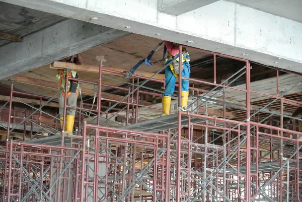 Melaka Malaysia Abril 2016 Trabalhadores Construção Civil Com Arnês Segurança — Fotografia de Stock