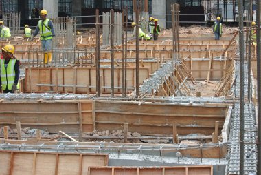 JOHOR, MALAYSIA - AYRIL 06, 2016: İnşaat alanında işçiler tarafından inşa edilen zemin kirişi kereste formu. 