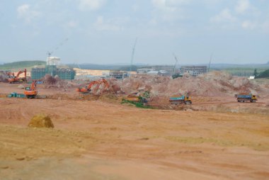 Kuala Lumpur, Malezya - 16 Temmuz 2017: İnşaat alanında toprak ve arazi temizliği yapan ağır makineler. Bina inşaatı gerekli seviyeleri almaya başlamadan önce yapılan çalışmalar. 