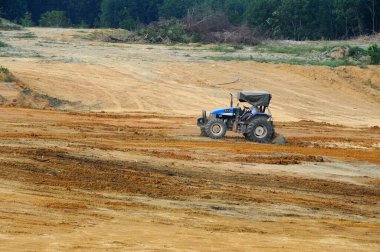 Kuala Lumpur, Malezya - 16 Temmuz 2017: İnşaat alanında toprak ve arazi temizliği yapan ağır makineler. Bina inşaatı gerekli seviyeleri almaya başlamadan önce yapılan çalışmalar. 