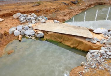 MALACCA, MALAYSIA -ECTOBER 26, 2015: İnşaat alanında baraj veya alüvyon tuzağı kontrol edin. İnşaat alanındaki toprak ve çamur gerilmiş ve hızlandırılmış. Sadece temiz su boşaltılmış.. 
