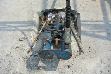 MALACCA, MALAYSIA -26 Nisan 2016: Stres öncesi betonda kabloyu çekmek ve germek için kullanılan makine. Makine gerekli okuma işlemini yapana kadar kabloyu çeker..    