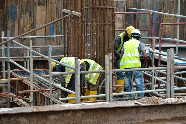 Selangor Malaysia Juni 2016 Bauarbeiter Verdichten Mit Einem Betonrüttler Auf — Stockfoto