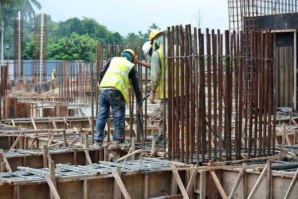 Selangor Malaysia June 2016 建筑工人在建筑工地使用混凝土振动器压缩浇注在模板中的水泥浆 — 图库照片