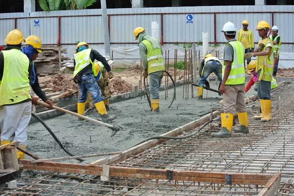 Selangor Malaysia Czerwiec 2016 Robotnicy Budowlani Wykorzystujący Betonowy Wibrator Placu — Zdjęcie stockowe