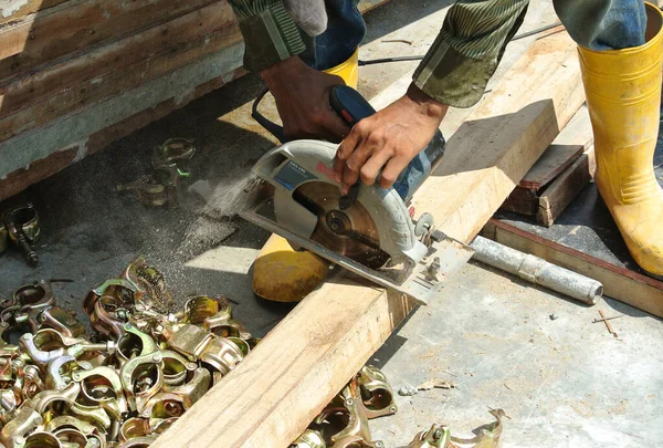 Malacca Malaysia April 2016 Carpenter Using Electrically Powered Circular Saw — Stock Photo, Image