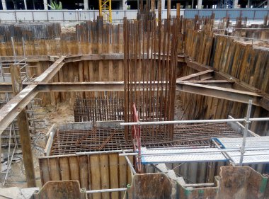 JASIN, MALAYSIA - EYLÜL 03, 2016: Tabaka yığınları cofferdam alanı içinde yığın formları. İşçiler tarafından üretilmiş.. 