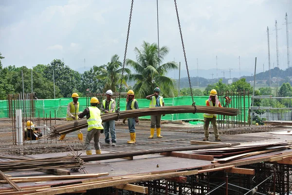 Serdang Malaysia November 2016 Trabalhadores Construção Movem Feixe Reforços Aço — Fotografia de Stock
