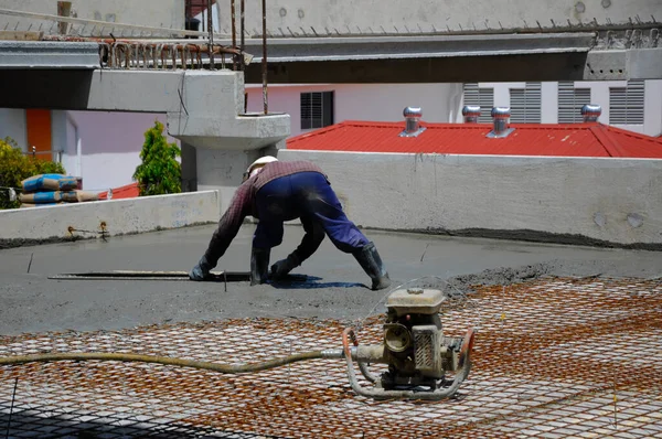 Malacca Malaysia June 2016 Construction Workers Levelling Pouring Wet Concrete — Stock Photo, Image