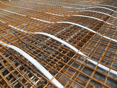 MALACCA, MALAYSIA -21 Temmuz 2016: İnşaat alanındaki önceden gerilmiş kabloyu örtmek için stres öncesi kablo kanal işlevi. Daha geniş kaplamayla daha iyi beton levha kalitesi elde etmek teknolojidir..    