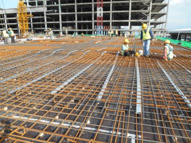 MALACCA, MALAYSIA -21 Temmuz 2016: İnşaat alanındaki önceden gerilmiş kabloyu örtmek için stres öncesi kablo kanal işlevi. Daha geniş kaplamayla daha iyi beton levha kalitesi elde etmek teknolojidir..    