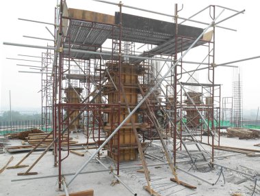 MALACCA, MALAYSIA -EPTEMBER 19, 2016: Malacca, Malezya 'daki inşaat alanında sütun kereste işleri ve takviye barı. Yapı geçici ahşap desteği tarafından destekleniyor