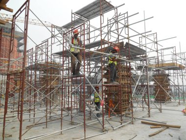 MALACCA, MALAYSIA -EPTEMBER 19, 2016: Malacca, Malezya 'daki inşaat alanında sütun kereste işleri ve takviye barı. Yapı geçici ahşap desteği tarafından destekleniyor