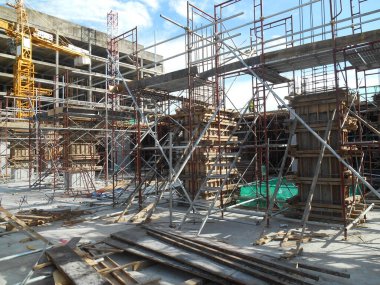 MALACCA, MALAYSIA -EPTEMBER 19, 2016: Malacca, Malezya 'daki inşaat alanında sütun kereste işleri ve takviye barı. Yapı geçici ahşap desteği tarafından destekleniyor