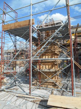 MALACCA, MALAYSIA -EPTEMBER 19, 2016: Malacca, Malezya 'daki inşaat alanında sütun kereste işleri ve takviye barı. Yapı geçici ahşap desteği tarafından destekleniyor