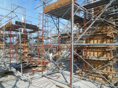 MALACCA, MALAYSIA -EPTEMBER 19, 2016: Malacca, Malezya 'daki inşaat alanında sütun kereste işleri ve takviye barı. Yapı geçici ahşap desteği tarafından destekleniyor