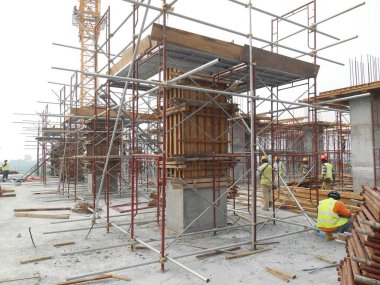 MALACCA, MALAYSIA -EPTEMBER 19, 2016: Malacca, Malezya 'daki inşaat alanında sütun kereste işleri ve takviye barı. Yapı geçici ahşap desteği tarafından destekleniyor