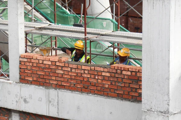 Johor Malaysia August 2016 Bricklayer Lay Clay Bricks Form Building — Stock Photo, Image
