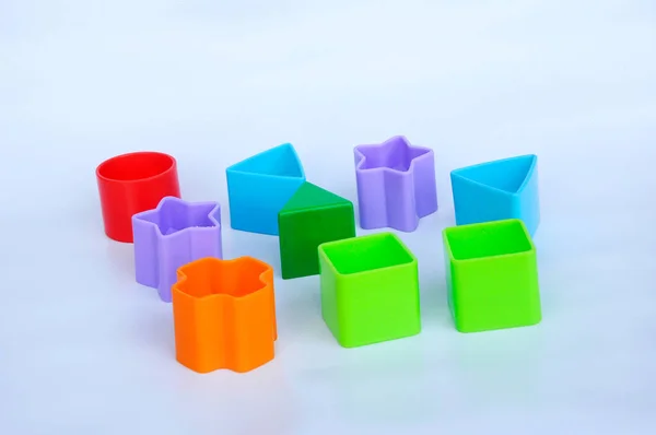 Izolované Dětské Hračky Bloky Různých Tvarech Plastu Bílém Pozadí — Stock fotografie