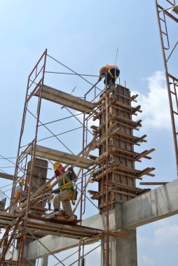 MALACCA, MALAYSIA -12 Temmuz 2016: Malezya 'nın Malacca kentindeki şantiyede kereste yapımı yapan inşaat işçileri. Formaliteler daha çok kereste ve kontraplaktan yapılmış.. 