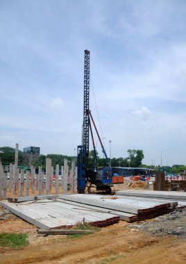 MELAKA, MALAYSIA - 18 Eylül 2016: İnşaat alanında yığma makinesi. İşçiler tarafından elle tutulacak. 