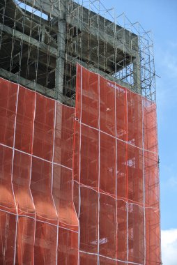 KEDAH, MALAYSIA -AUGust 05, 2016: İnşaat alanında platform, form ve yapı desteklemek için geçici yapı olarak kullanılan yapı. Ayrıca işçiler için yürüme platformu olarak kullanıldı.. 