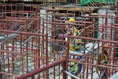 KEDAH, MALAYSIA -AUGust 05, 2016: İnşaat alanında platform, form ve yapı desteklemek için geçici yapı olarak kullanılan yapı. Ayrıca işçiler için yürüme platformu olarak kullanıldı.. 