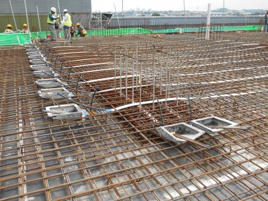 MALACCA, MALAYSIA -APRIL 14, 2016: İnşaat alanında önceden gerilmiş beton için stres öncesi kablo tendonları. Daha geniş kaplamayla daha iyi beton kaplama kalitesi elde etmek için bir teknoloji..  