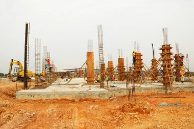 KUALA LUMPUR, MALAYSIA - 5 Mart 2020: İnşaat alanı gün içinde faaliyet gösteriyor. İşçiler, amirlerinin denetimi altında planlandığı gibi faaliyetlerini sürdürmekle meşguller..