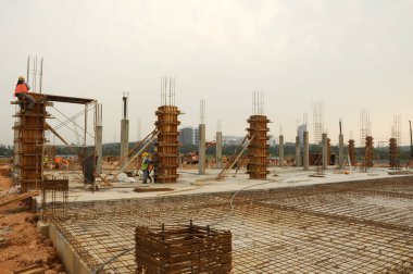 KUALA LUMPUR, MALAYSIA - 5 Mart 2020: İnşaat alanı gün içinde faaliyet gösteriyor. İşçiler, amirlerinin denetimi altında planlandığı gibi faaliyetlerini sürdürmekle meşguller..