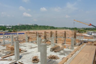 KUALA LUMPUR, MALAYSIA - 5 Mart 2020: İnşaat alanı gün içinde faaliyet gösteriyor. İşçiler, amirlerinin denetimi altında planlandığı gibi faaliyetlerini sürdürmekle meşguller..