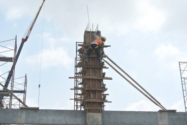MALACCA, MALAYSIA -EPTEMBER 19, 2016: Malacca, Malezya 'daki inşaat alanında sütun kereste işleri ve takviye barı. Yapı geçici ahşap desteği tarafından destekleniyor