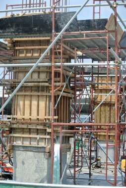 MALACCA, MALAYSIA -EPTEMBER 19, 2016: Malacca, Malezya 'daki inşaat alanında sütun kereste işleri ve takviye barı. Yapı geçici ahşap desteği tarafından destekleniyor