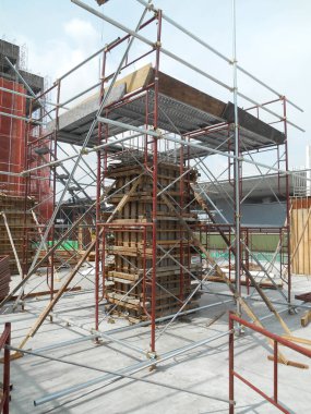 MALACCA, MALAYSIA -EPTEMBER 19, 2016: Malacca, Malezya 'daki inşaat alanında sütun kereste işleri ve takviye barı. Yapı geçici ahşap desteği tarafından destekleniyor