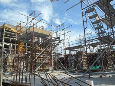 MALACCA, MALAYSIA -EPTEMBER 19, 2016: Malacca, Malezya 'daki inşaat alanında sütun kereste işleri ve takviye barı. Yapı geçici ahşap desteği tarafından destekleniyor