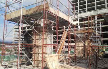 MALACCA, MALAYSIA -EPTEMBER 19, 2016: Malacca, Malezya 'daki inşaat alanında sütun kereste işleri ve takviye barı. Yapı geçici ahşap desteği tarafından destekleniyor