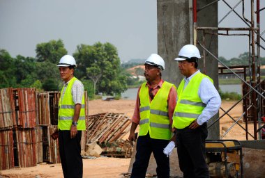 SEREMBAN, MALAYSIA -HAZİRAN 01 HAZİRAN 2016: Gündüz Malezya 'nın Seremban kentindeki şantiyede çalışan inşaat işçileri. Güvenli bir şekilde çalıştıklarından emin olmak için gerekli güvenlik ekipmanlarını giyiyorlar..  