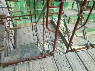 MALACCA, MALAYSIA -SEPTEMBER 23, 2016: İnşaat alanında güçlendirilmiş iskele ile desteklenen geçici erişim ve merdiven. İnşaat işçileri tarafından kullanılır..  