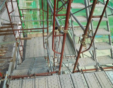 MALACCA, MALAYSIA -SEPTEMBER 23, 2016: İnşaat alanında güçlendirilmiş iskele ile desteklenen geçici erişim ve merdiven. İnşaat işçileri tarafından kullanılır..  
