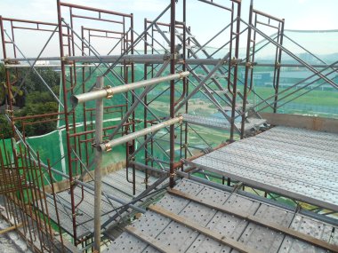 MALACCA, MALAYSIA -SEPTEMBER 23, 2016: İnşaat alanında güçlendirilmiş iskele ile desteklenen geçici erişim ve merdiven. İnşaat işçileri tarafından kullanılır..  