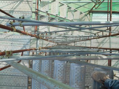 MALACCA, MALAYSIA -SEPTEMBER 23, 2016: İnşaat alanında güçlendirilmiş iskele ile desteklenen geçici erişim ve merdiven. İnşaat işçileri tarafından kullanılır..  